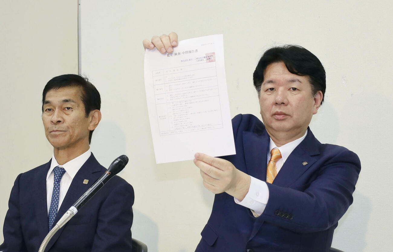 記者会見で音声記録の鑑定結果を示す福岡県の吉松源昭県議。左は江藤秀之県議＝27日午前、福岡県庁（共同）