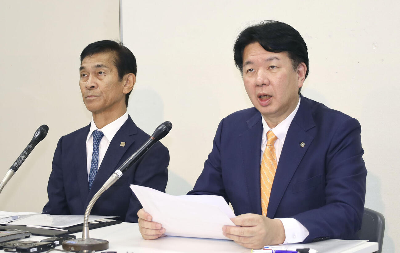 記者会見する福岡県の吉松源昭県議（右）と江藤秀之県議＝27日午前、福岡県庁（共同）
