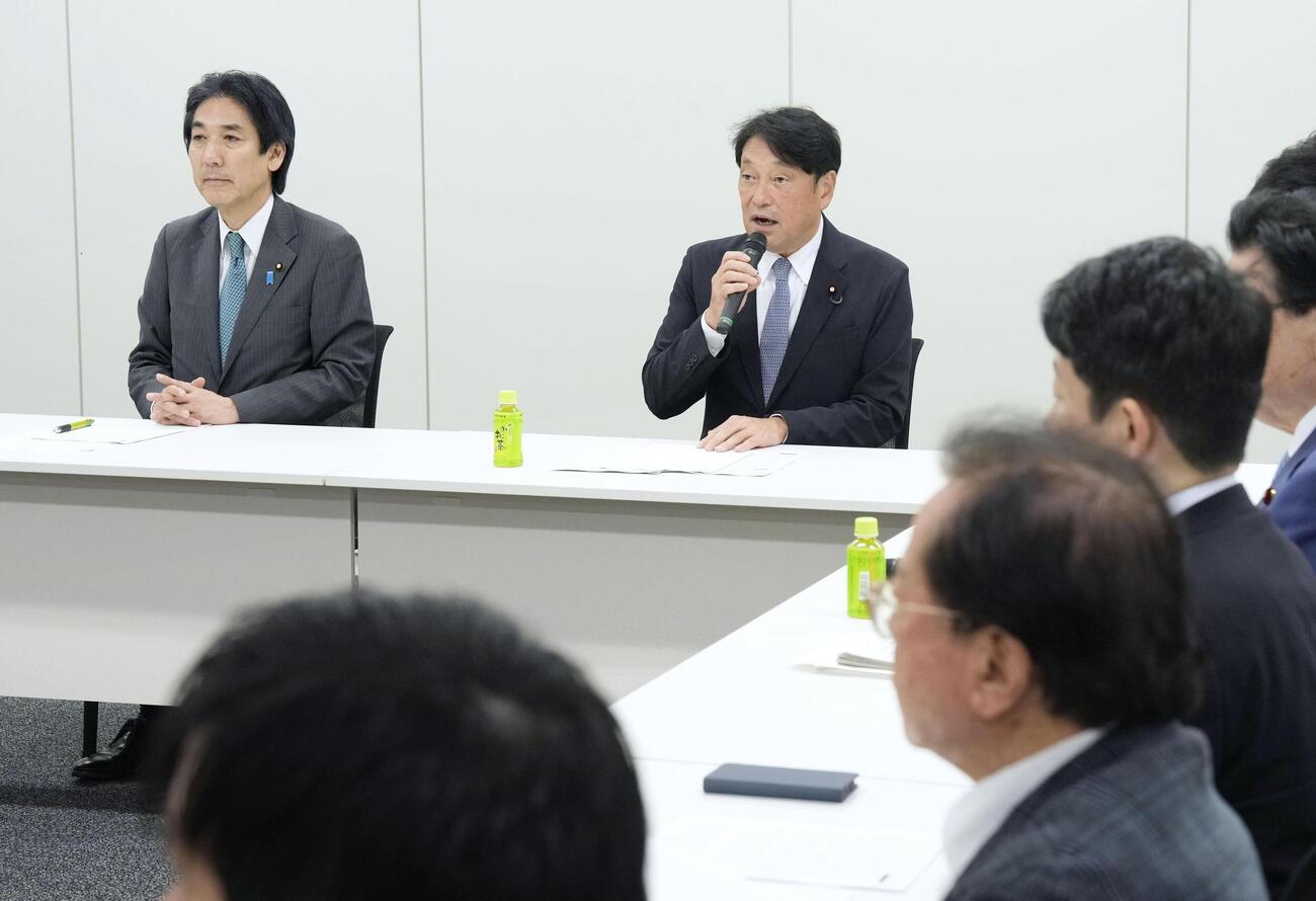 社会保障国民会議の実務者会議であいさつする自民党の小野寺五典税調会長（右）＝27日午後、国会（共同）