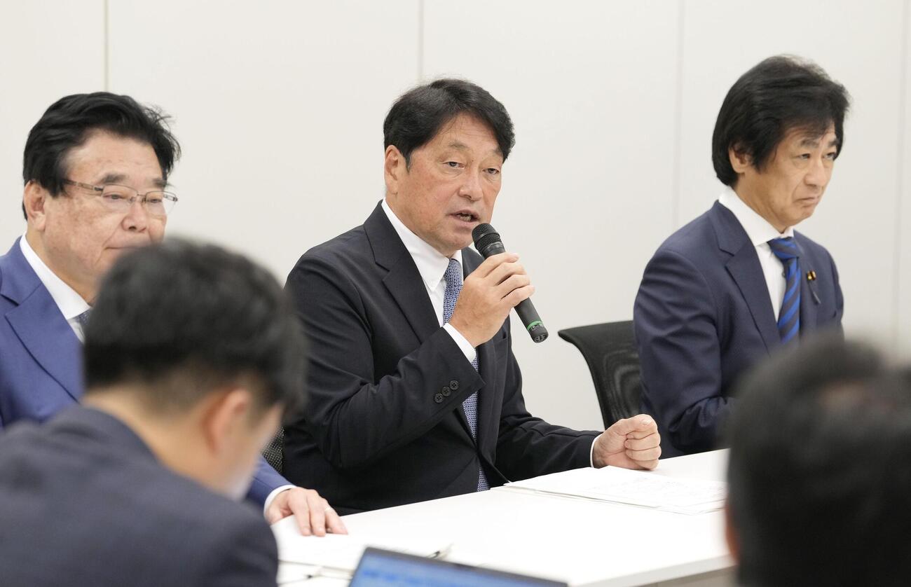 社会保障国民会議の実務者会議後、記者団の取材に応じる自民党の小野寺五典税調会長（中央）＝27日午後、国会（共同）