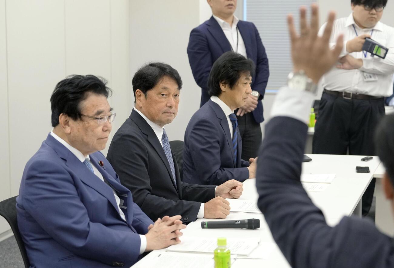社会保障国民会議の実務者会議後、記者団の取材に応じる自民党の小野寺五典税調会長（左から2人目）ら＝27日午後、国会（共同）
