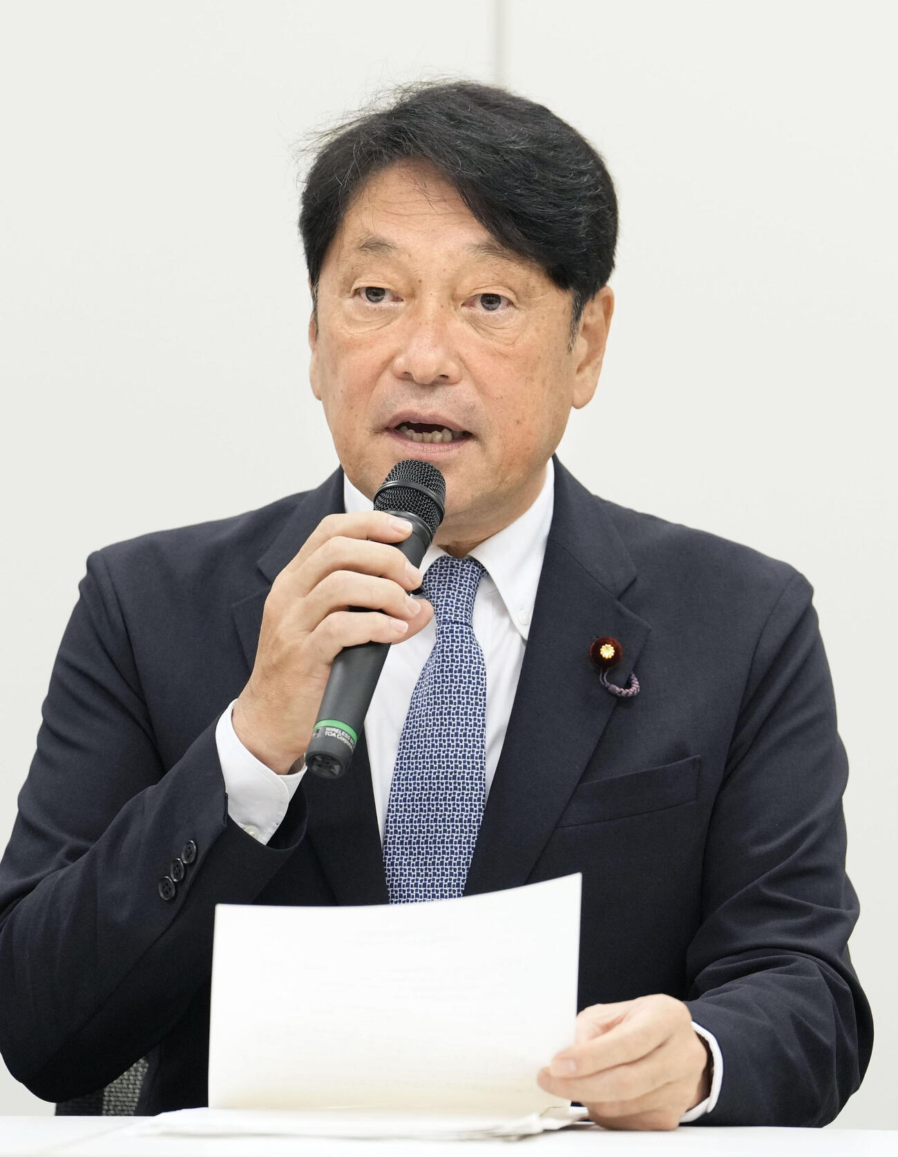社会保障国民会議の実務者会議後、記者団の取材に応じる自民党の小野寺五典税調会長＝27日午後、国会（共同）