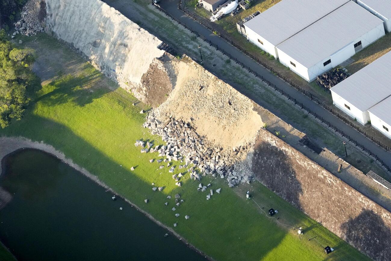 地震の影響で崩れた熊本城の石垣＝28日午後6時24分、熊本市（共同通信社ヘリから）