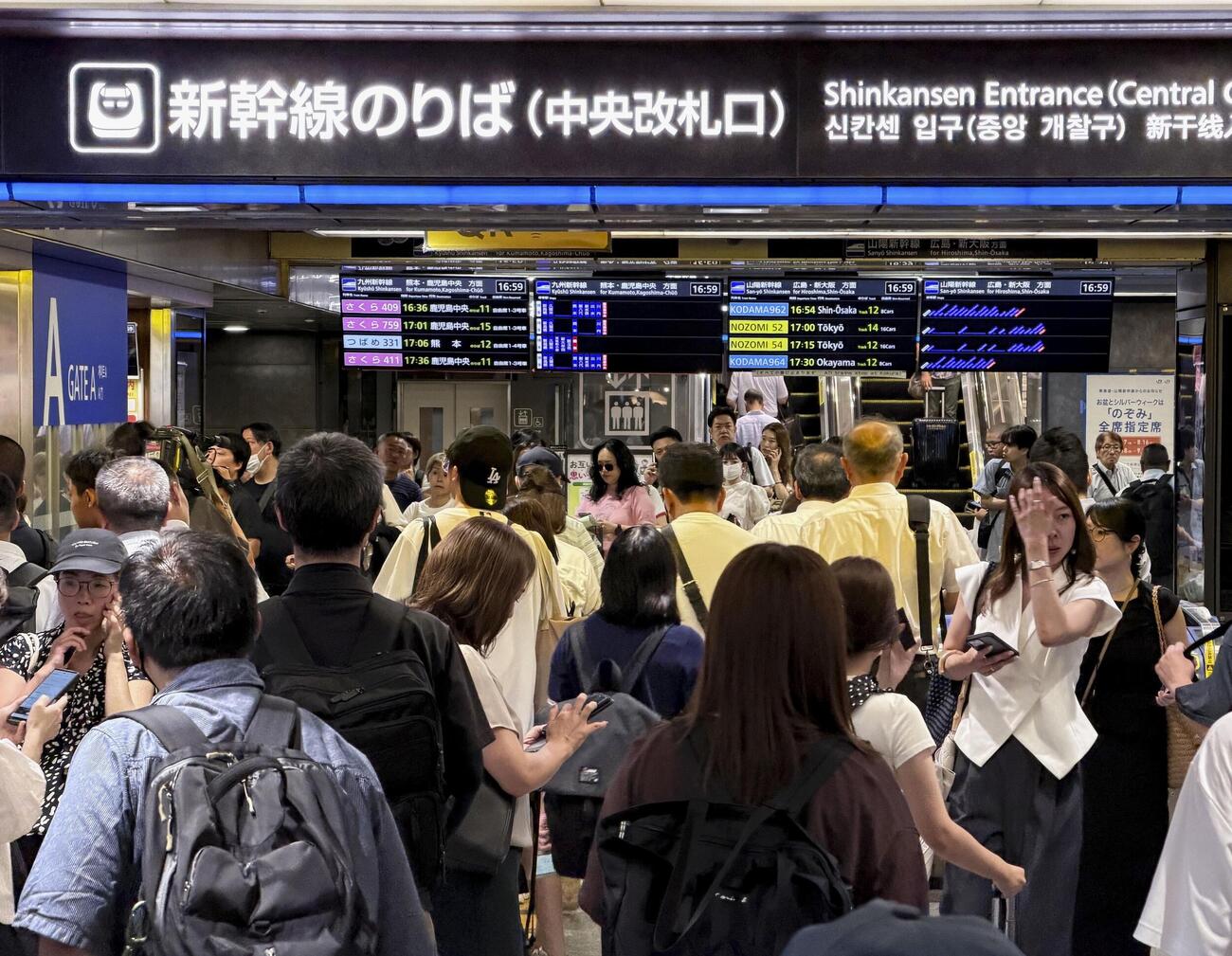 地震の影響で九州新幹線が運転見合わせとなり混雑するJR博多駅（共同）