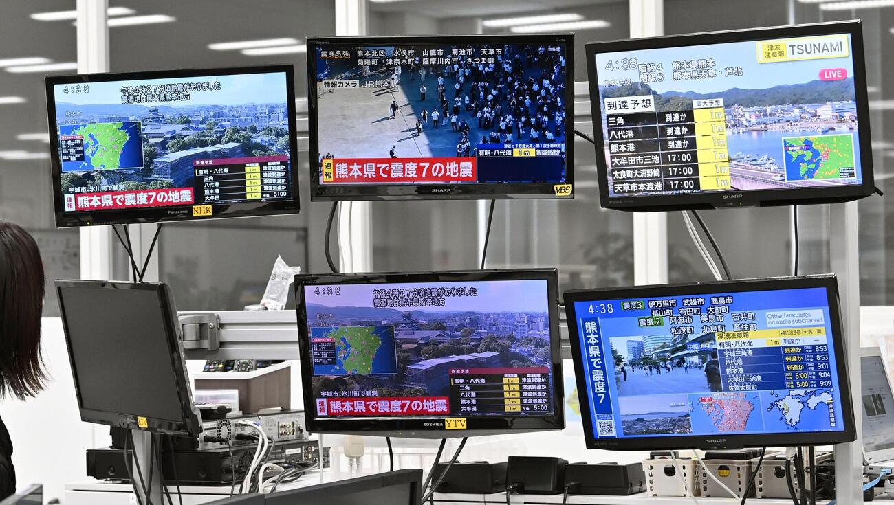 熊本県で発生した震度7の地震を知らせる各局のテレビ画面（共同）