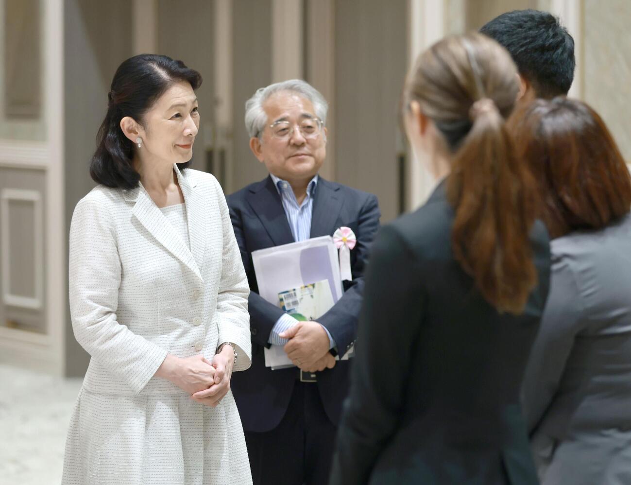 出産などで研究を中断した後、日本学術振興会の支援制度で復帰した特別研究員の交流会に出席された紀子さま（代表撮影）