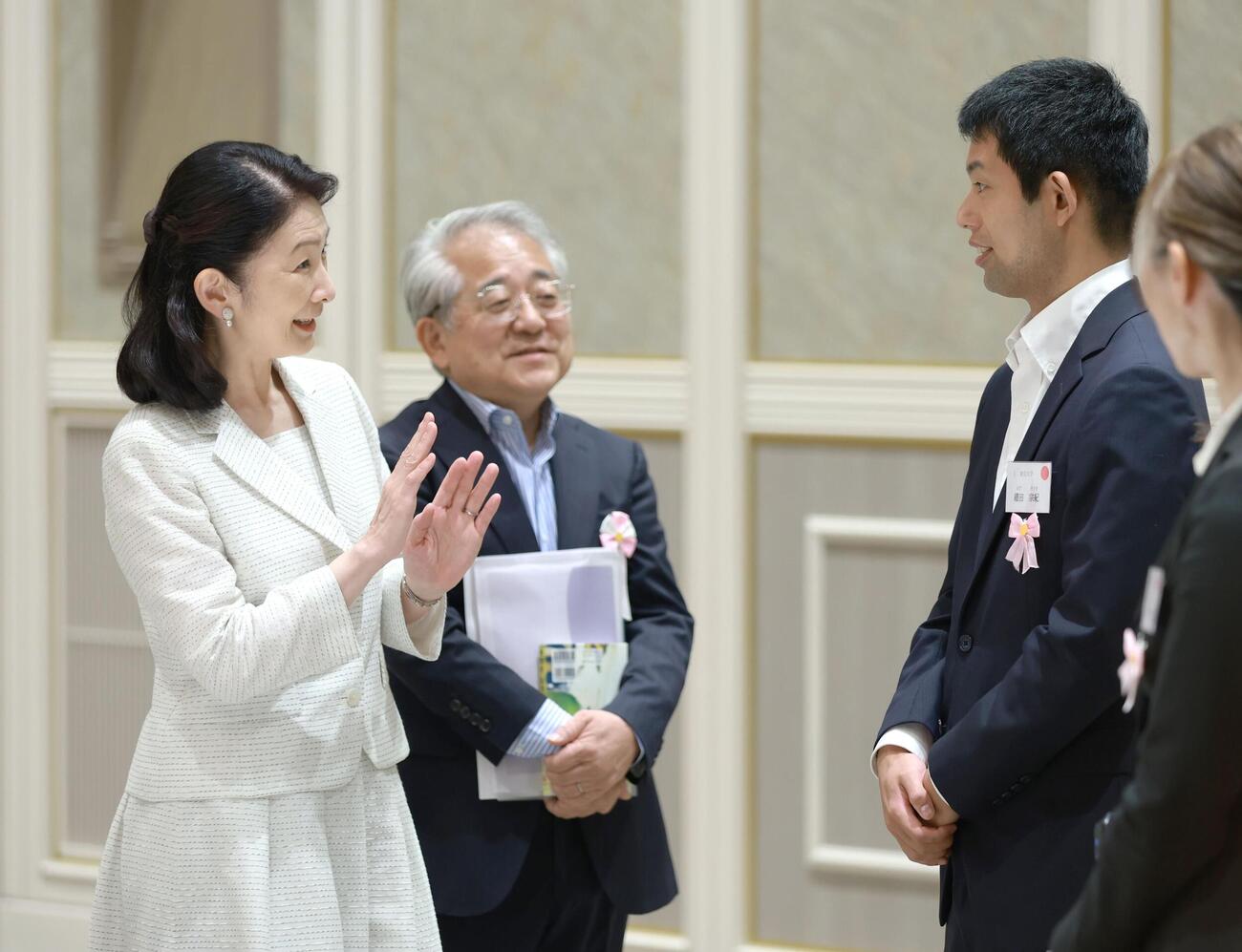出産などで研究を中断した後、日本学術振興会の支援制度で復帰した特別研究員の交流会に出席された紀子さま（代表撮影）