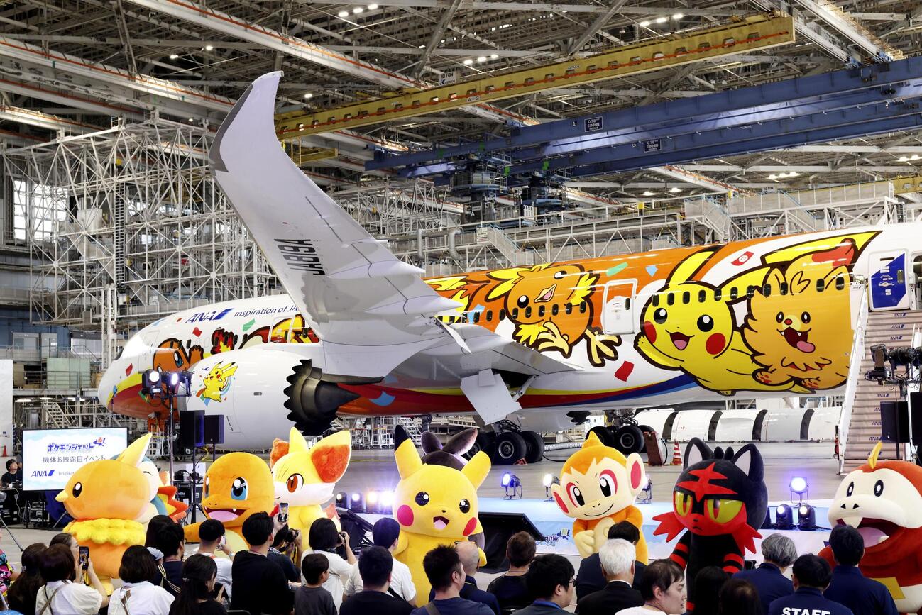 ポケモンをデザインした特別機を公開した全日空の記念式典（共同）