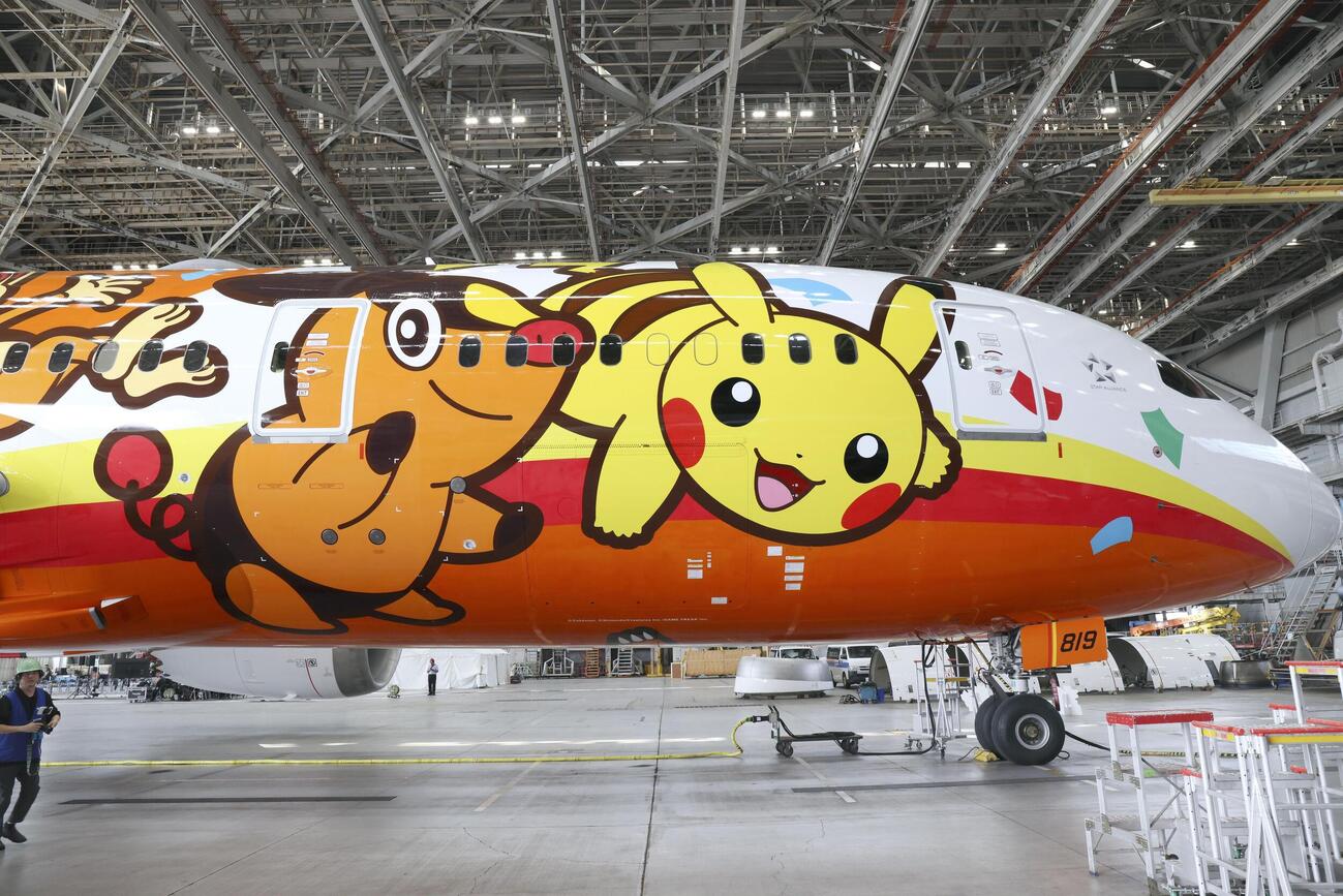 ピカチュウ（右）などをあしらった全日空の特別機（共同）