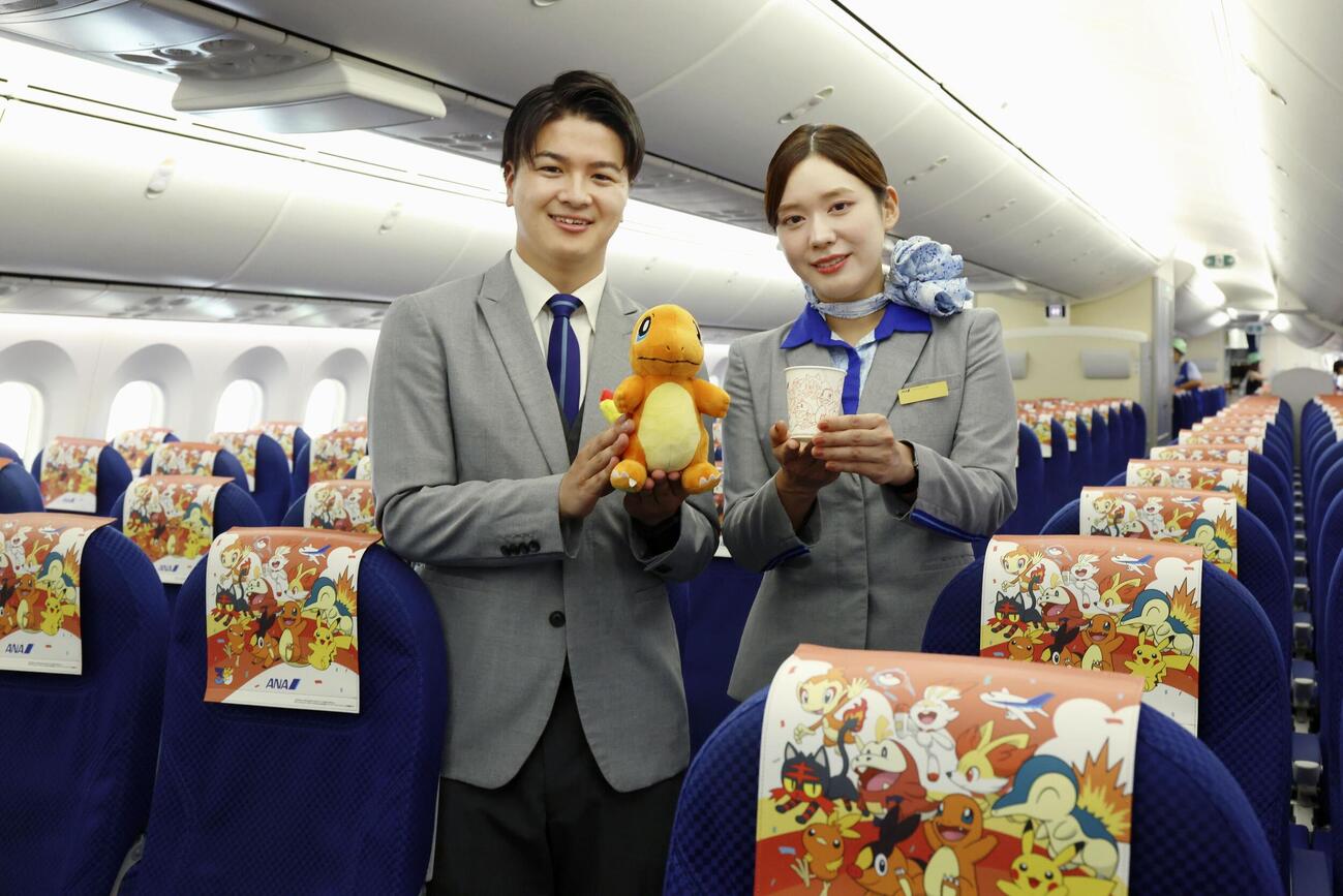 ポケモンをデザインした座席カバーと機内で提供される紙コップ（共同）