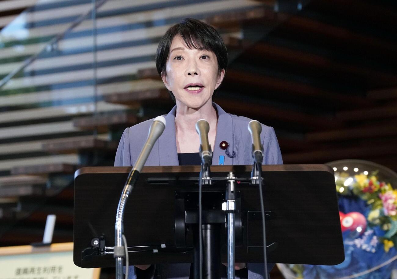 熊本県で震度7を観測した地震を受け、記者団の取材に応じる高市首相（共同）