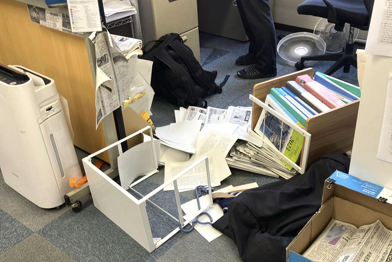 地震の影響で倒れた棚＝28日午後4時28分、熊本市