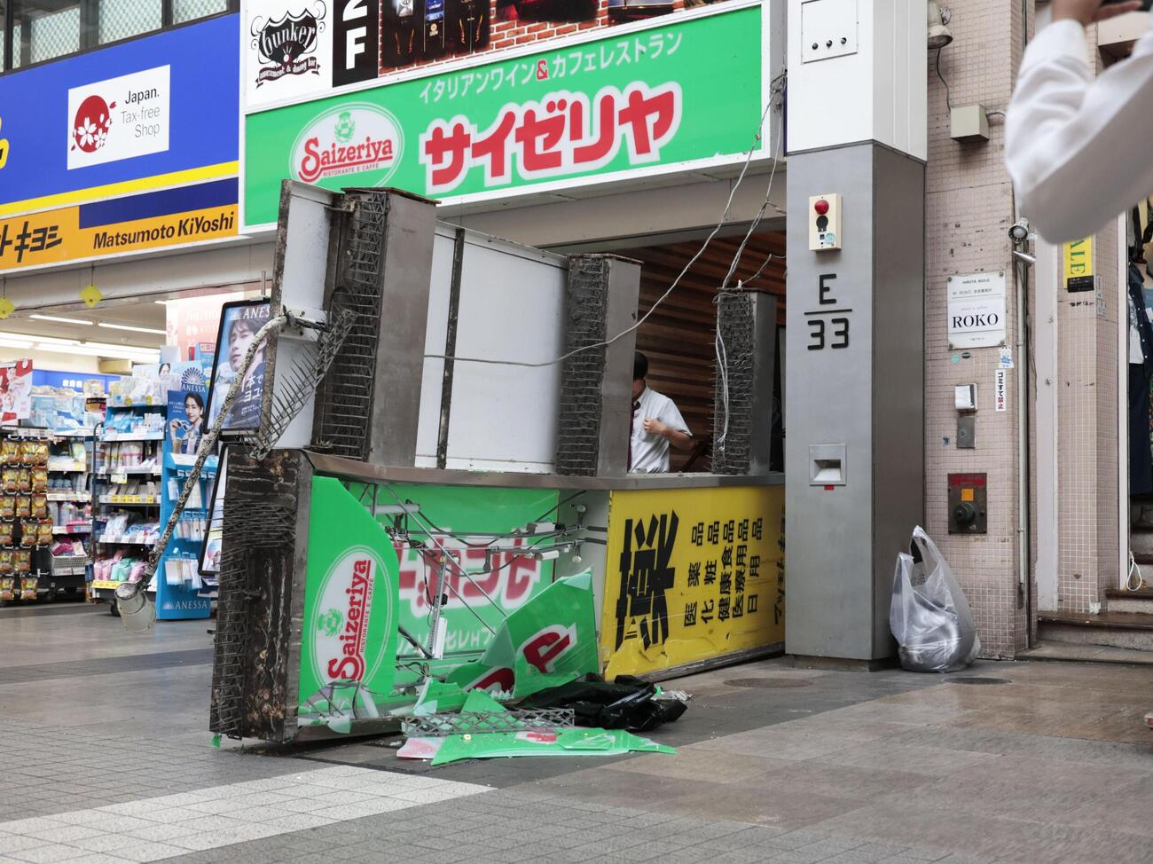 地震の影響で落下した熊本市内の店舗の看板（共同）
