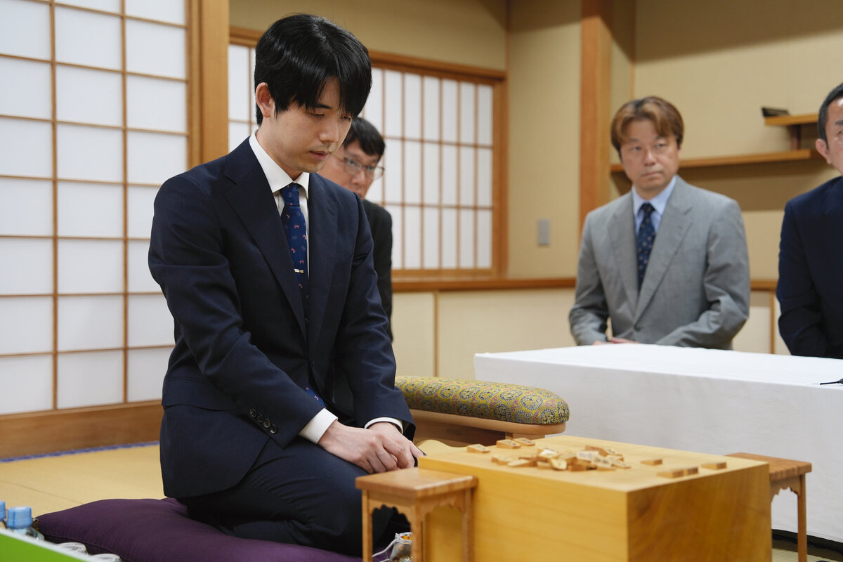19日に24歳になり初めて迎えるタイトル戦を白星で飾りたい藤井聡太王位（日本将棋連盟提供）