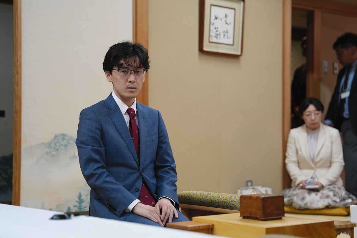 開幕局と同じ後手番を制してシリーズを優位に進めたい伊藤匠2冠（日本将棋連盟提供）