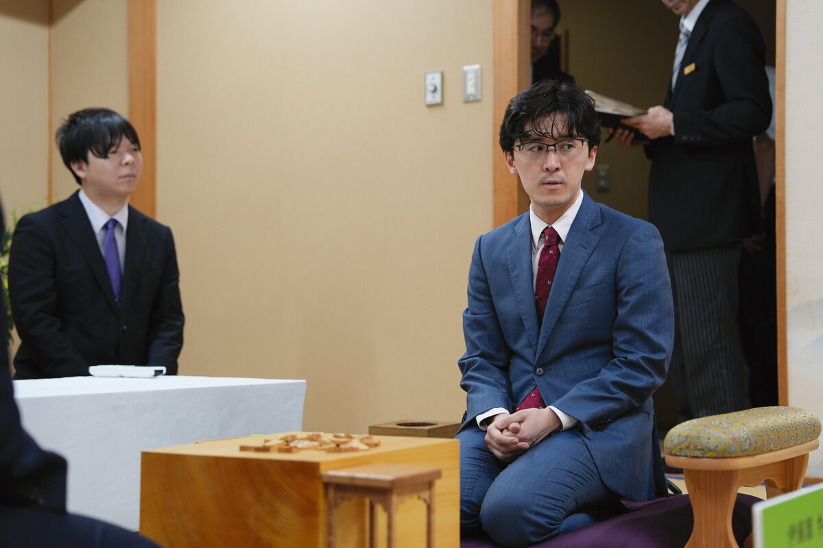 開幕局と同じ後手番を制してシリーズを優位に進めたい伊藤匠2冠（日本将棋連盟提供）