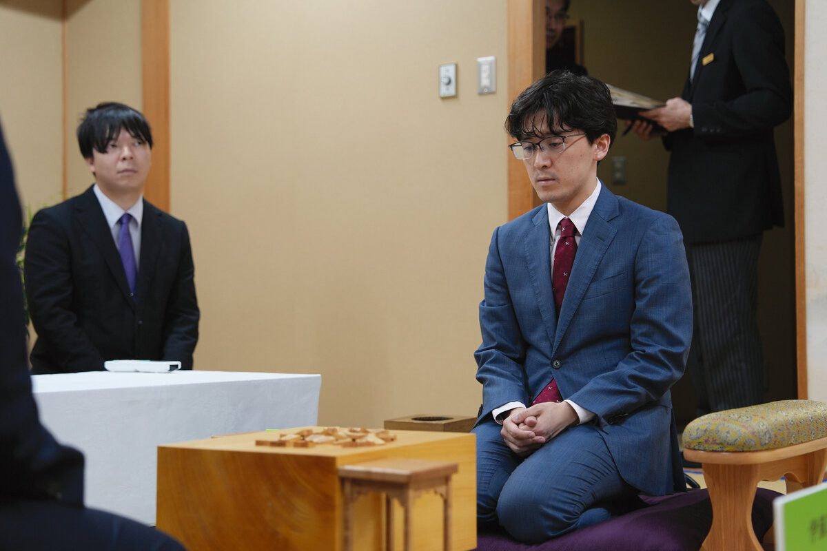 開幕局と同じ後手番を制してシリーズを優位に進めたい伊藤匠2冠（日本将棋連盟提供）