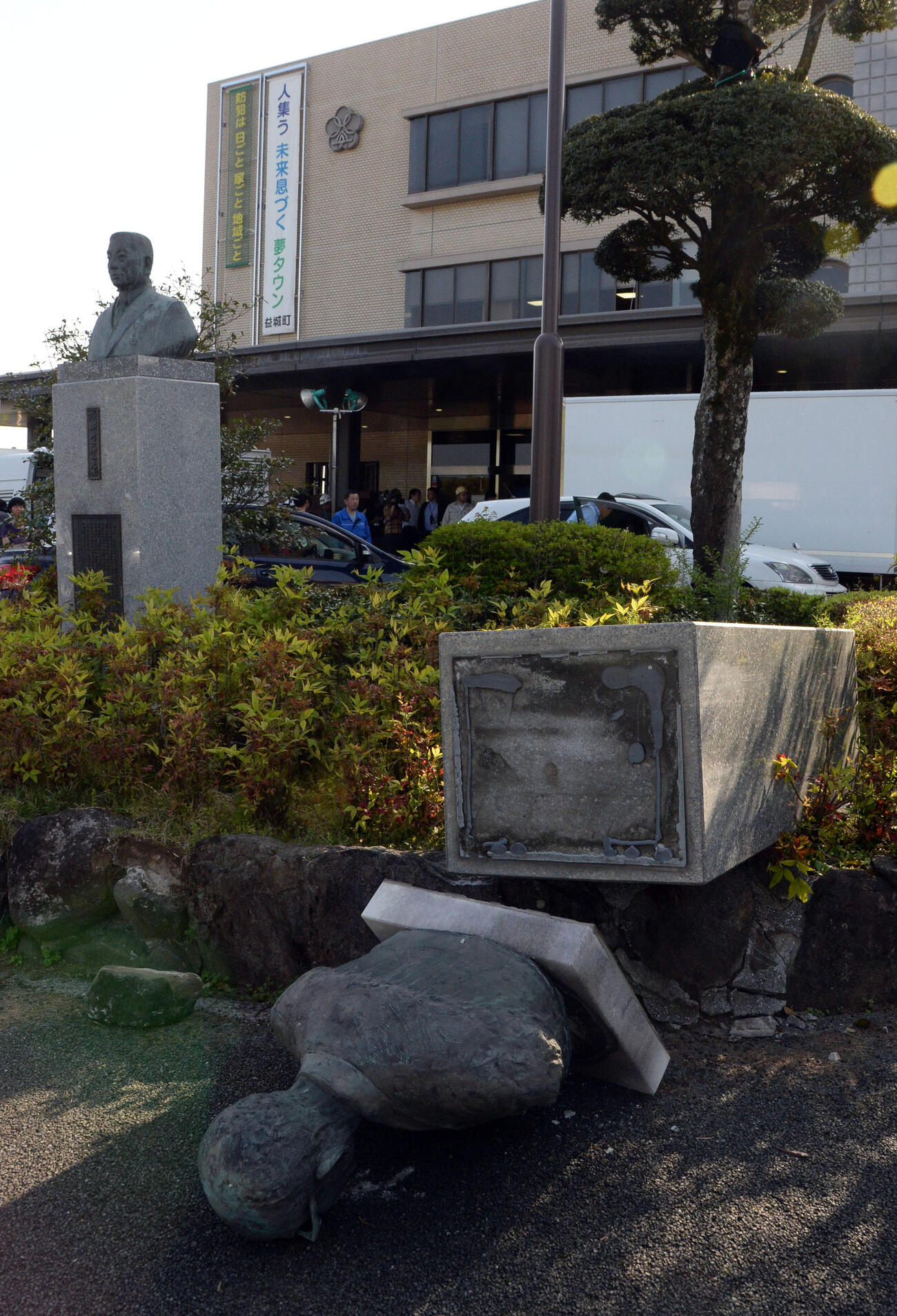 16年4月15日、倒壊した益城町役場に置かれていた銅像