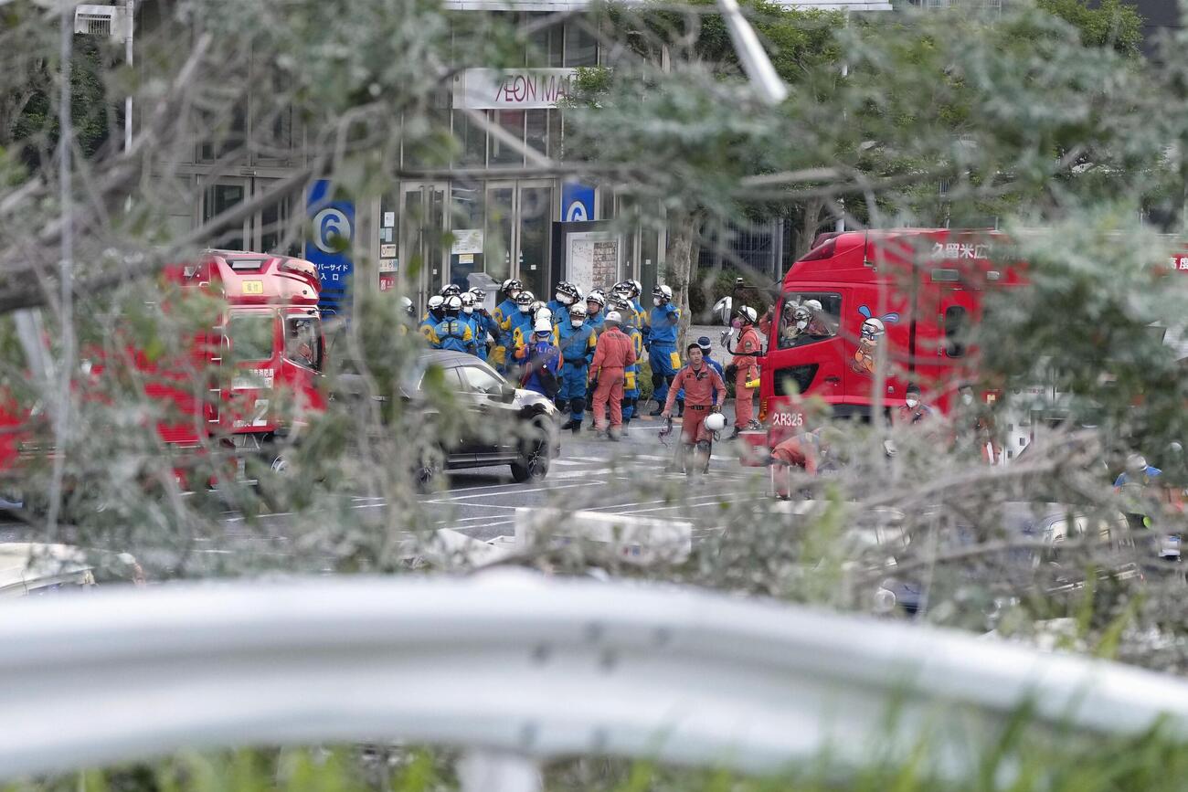 爆発のあったイオンモール熊本で活動する警察官や消防隊員ら＝29日午前6時6分、熊本県嘉島町（共同）