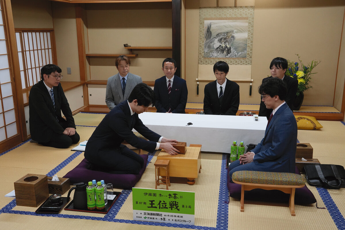 王位戦第3局の前日検分を行う藤井聡太王位（左）と挑戦者の伊藤匠2冠（右、日本将棋連盟提供）