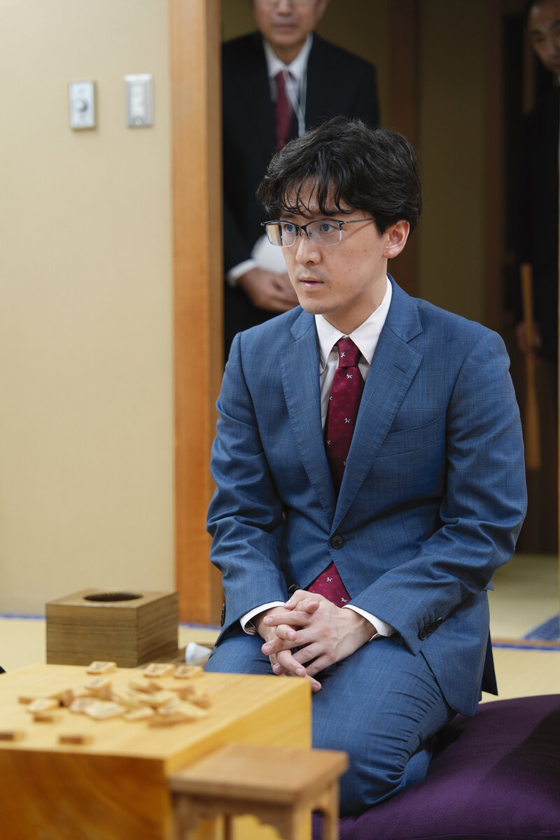 開幕局と同じ後手番を制してシリーズを優位に進めたい伊藤匠2冠（日本将棋連盟提供）