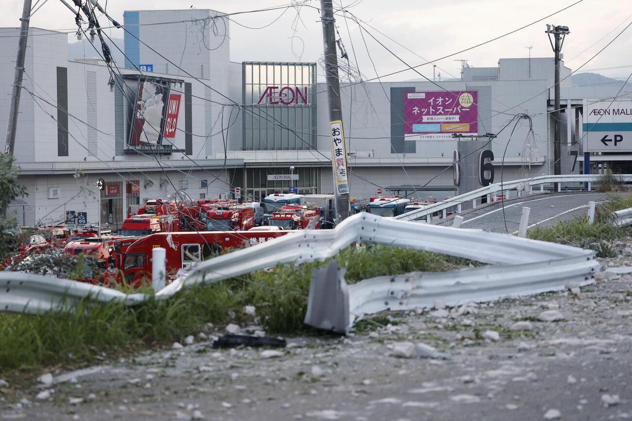 爆発のあったイオンモール熊本周辺＝29日午前5時43分、熊本県嘉島町（共同）