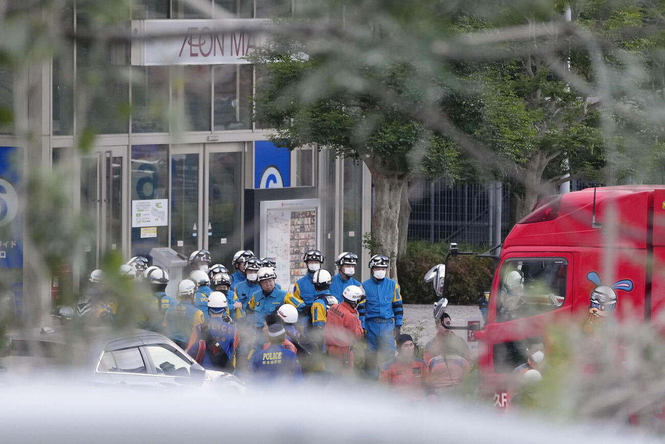 爆発のあったイオンモール熊本で活動する警察官や消防隊員ら＝29日午前6時5分、熊本県嘉島町（共同）