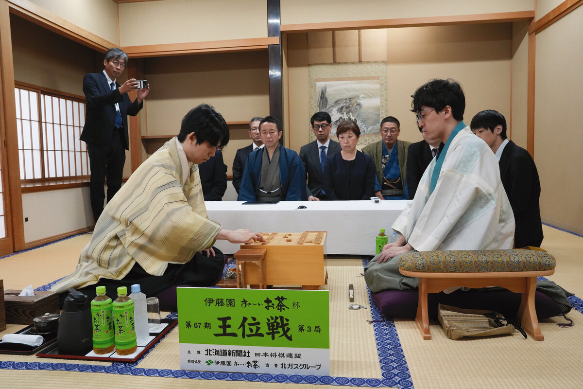 王位戦第3局は藤井聡太王位（左）の先手番で対局開始（右は後手番の伊藤匠2冠、日本将棋連盟提供）