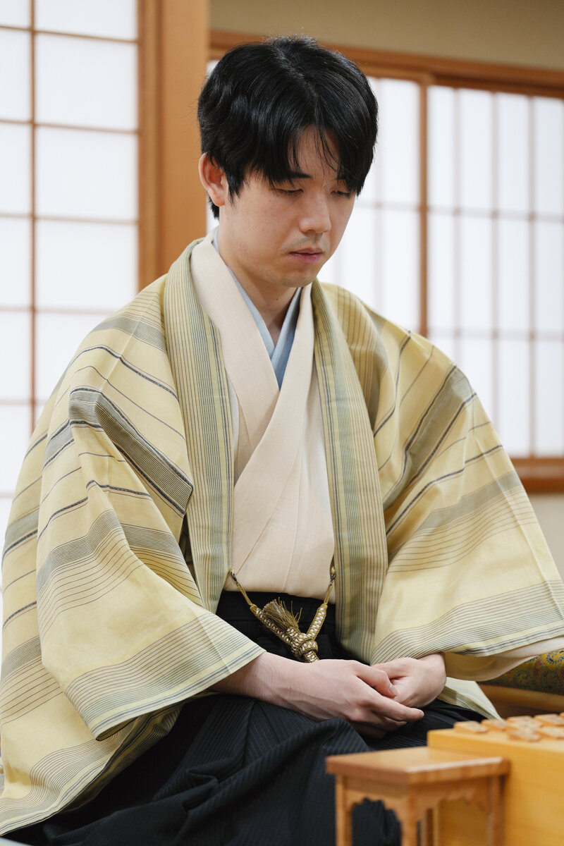 シリーズの流れを左右する第3局を制して2勝1敗とリードしたい藤井聡太6冠（日本将棋連盟提供）