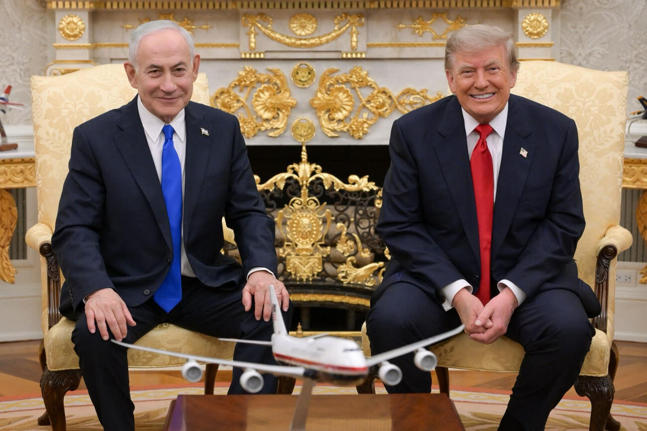 米ワシントンのホワイトハウスで会談したトランプ大統領（右）とイスラエルのネタニヤフ首相（イスラエル首相府提供・共同）