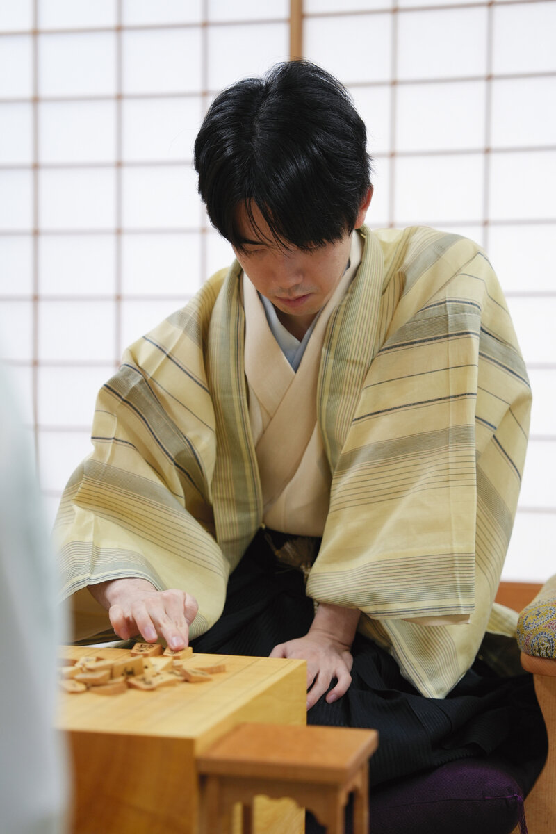 シリーズの流れを左右する第3局を制して2勝1敗とリードしたい藤井聡太6冠（日本将棋連盟提供）