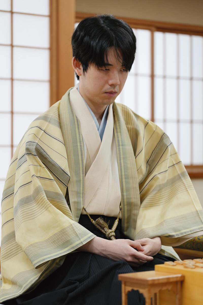 シリーズの流れを左右する第3局を制して2勝1敗とリードしたい藤井聡太6冠（日本将棋連盟提供）
