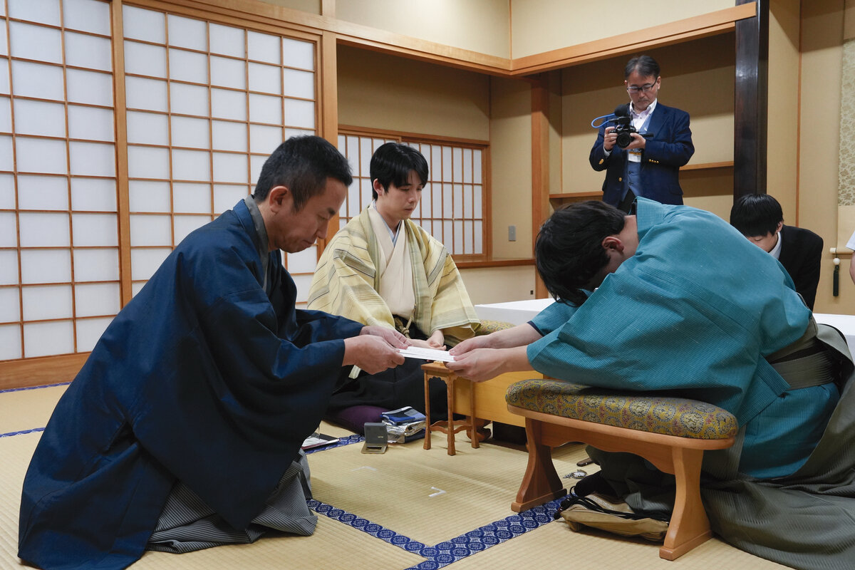 開幕局に続いて後手番を制してリードしたい伊藤匠2冠（日本将棋連盟提供）