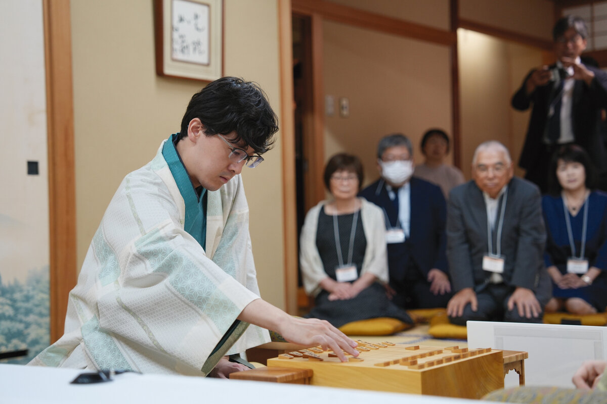 開幕局に続いて後手番を制してリードしたい伊藤匠2冠（日本将棋連盟提供）