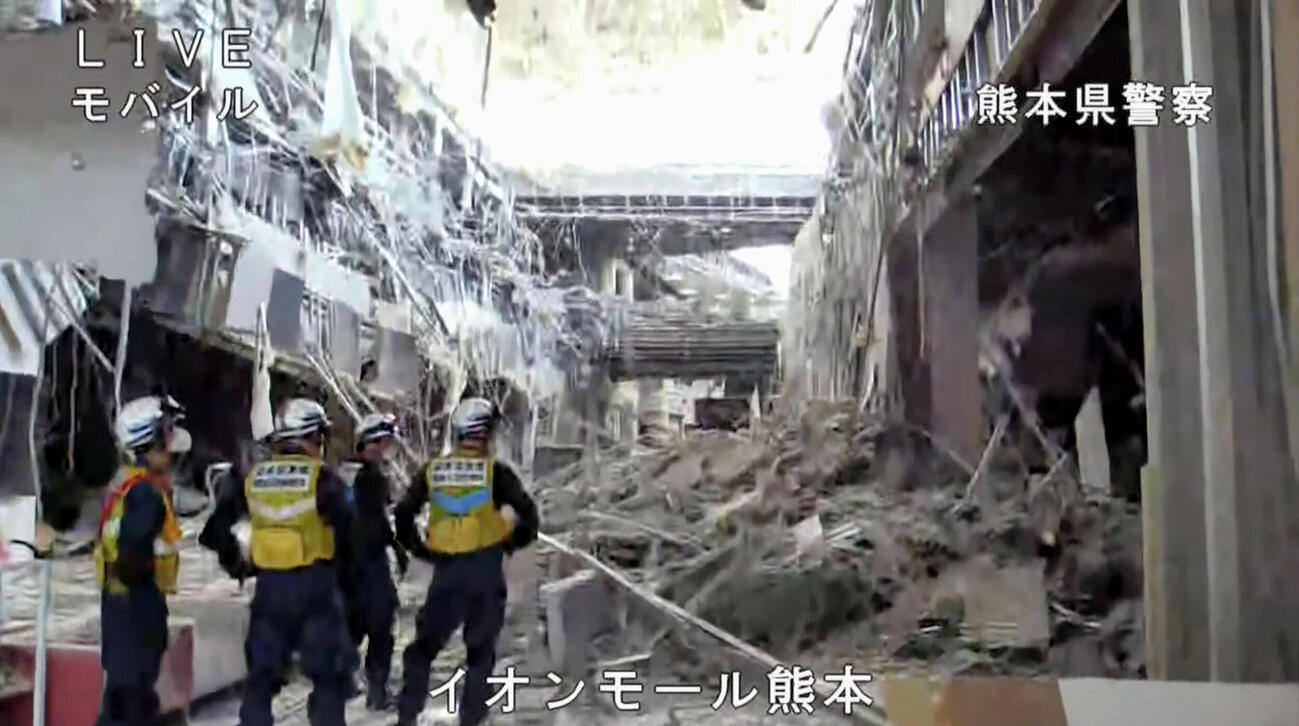 爆発が起きた「イオンモール熊本」で捜索活動を行う警察官＝29日午後3時ごろ、熊本県嘉島町（警察庁提供）