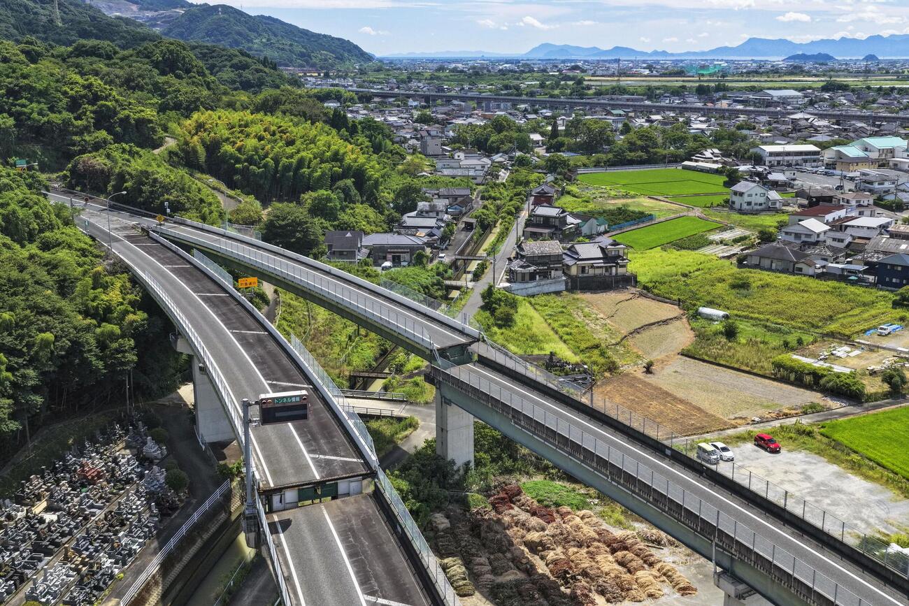 地震の影響で橋梁（きょうりょう）や道路が損傷した南九州自動車道＝29日午後2時13分、熊本県八代市（ドローンから）（共同）