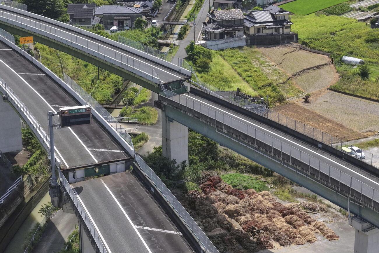 地震の影響で損傷した南九州自動車道。周辺には地割れが起きているのが確認できる＝29日午後2時11分、熊本県八代市（ドローンから）（共同）
