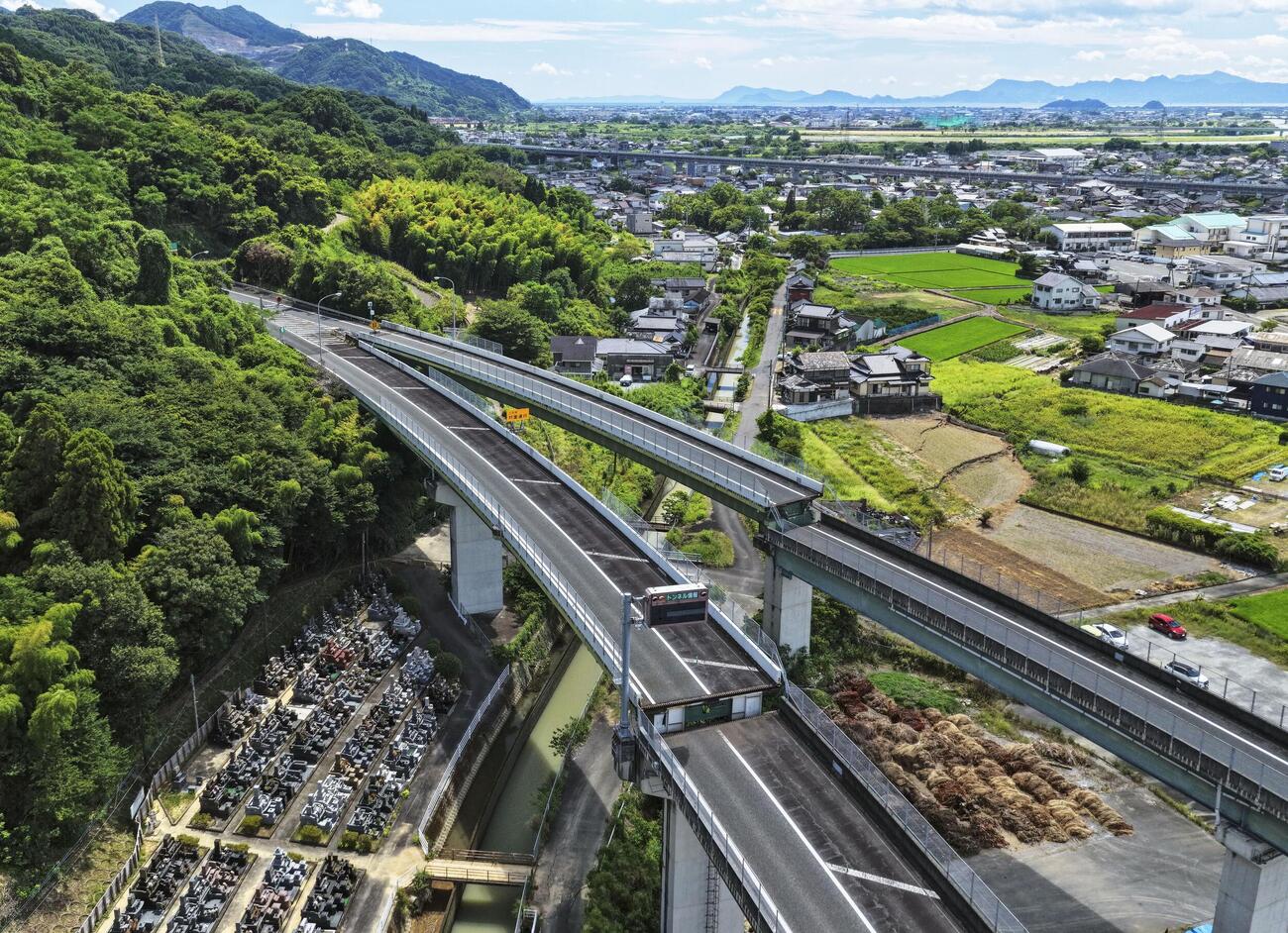 地震の影響で橋梁（きょうりょう）や道路が損傷した南九州自動車道＝29日午後2時9分、熊本県八代市（ドローンから）（共同）