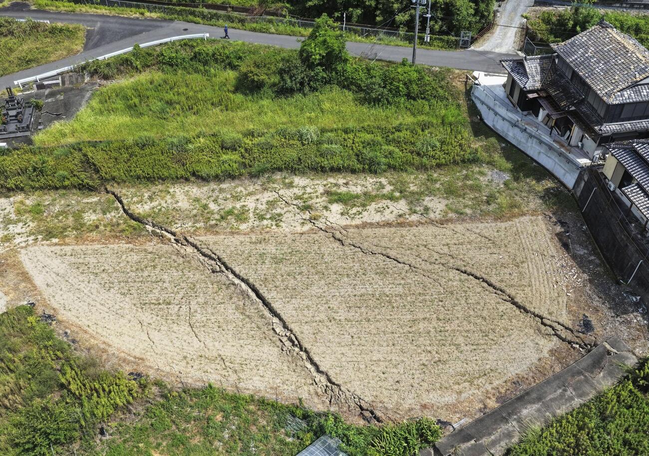 地震の影響で発生したとみられる地割れ＝29日午後2時23分、熊本県八代市（ドローンから）（共同）