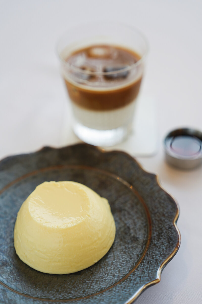 藤井聡太王位の2日目午前のおやつは「選べるプリン・昔ながらのプリン」と「アイスカフェラテ」（日本将棋連盟提供）