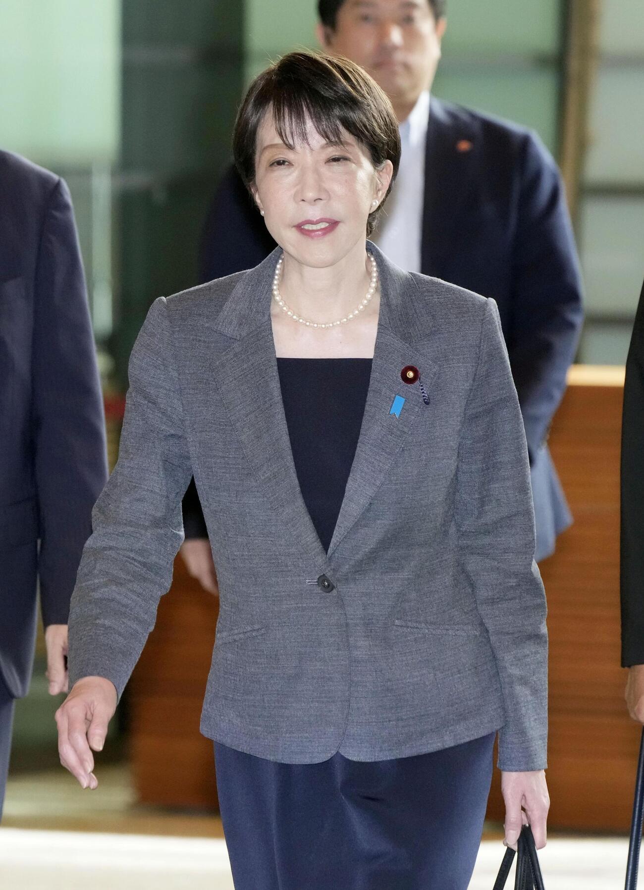 首相官邸に入る高市首相＝30日午前（共同）