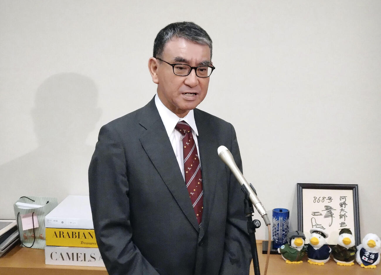 取材に応じる河野元外相＝30日午前、国会（共同）