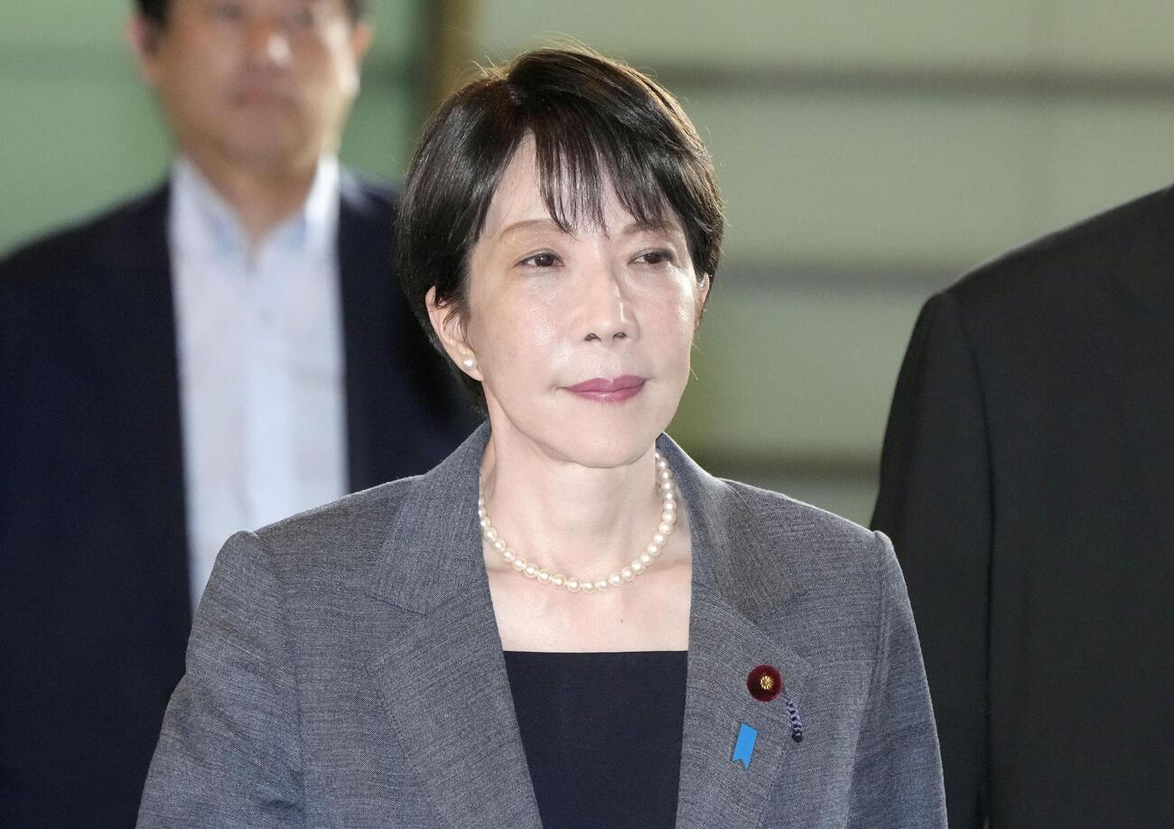 首相官邸に入る高市首相＝30日午前（共同）