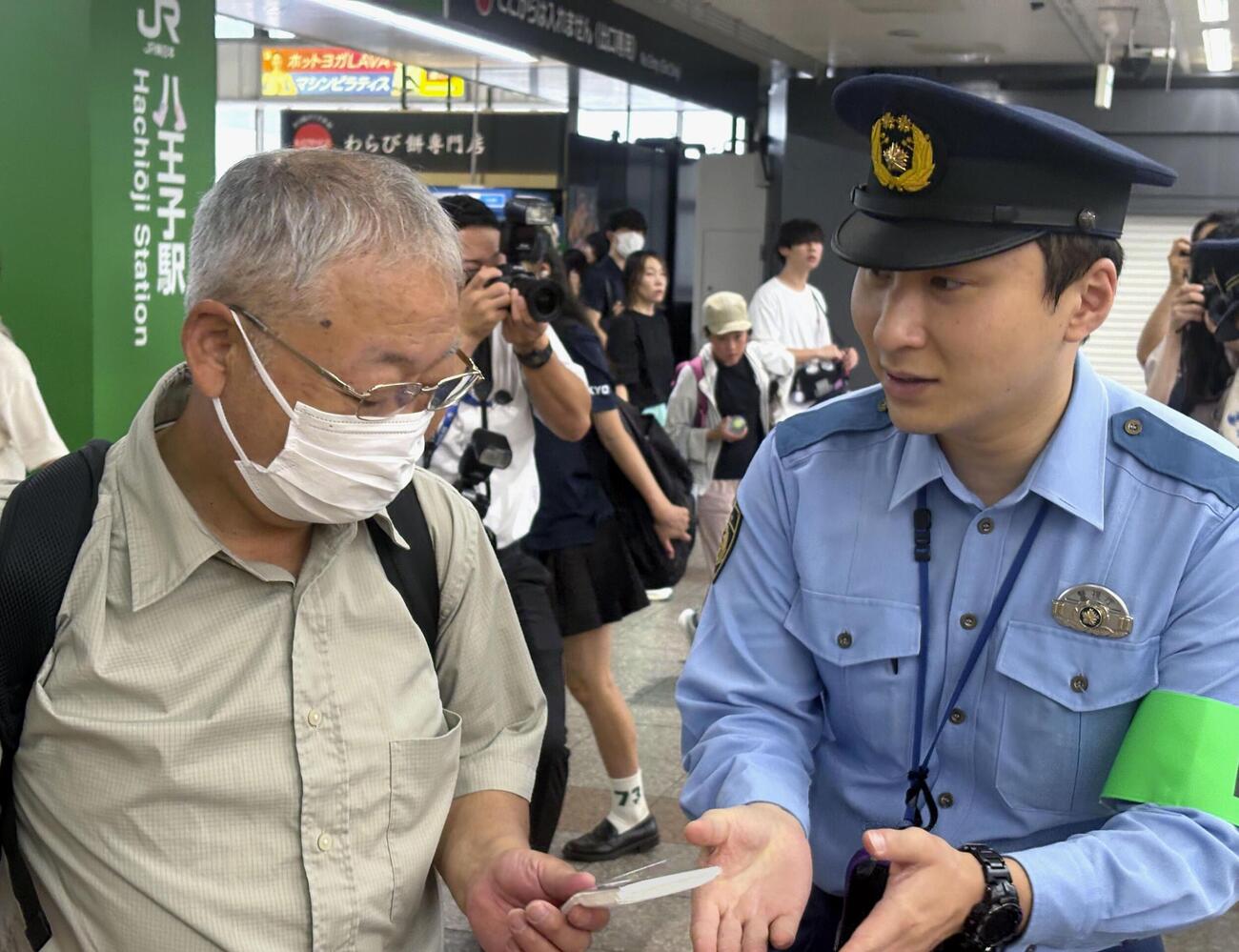 スーパー「ナンペイ大和田店」の事件から31年となり、情報提供を呼びかける警視庁の警察官＝30日午前、東京都八王子市(共同)