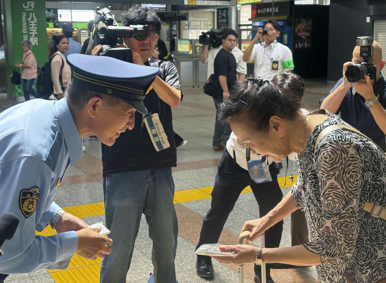 スーパー「ナンペイ大和田店」の事件から31年となり、情報提供を呼びかける警視庁八王子署の羽生一浩署長（左）＝30日午前、東京都八王子市(共同)