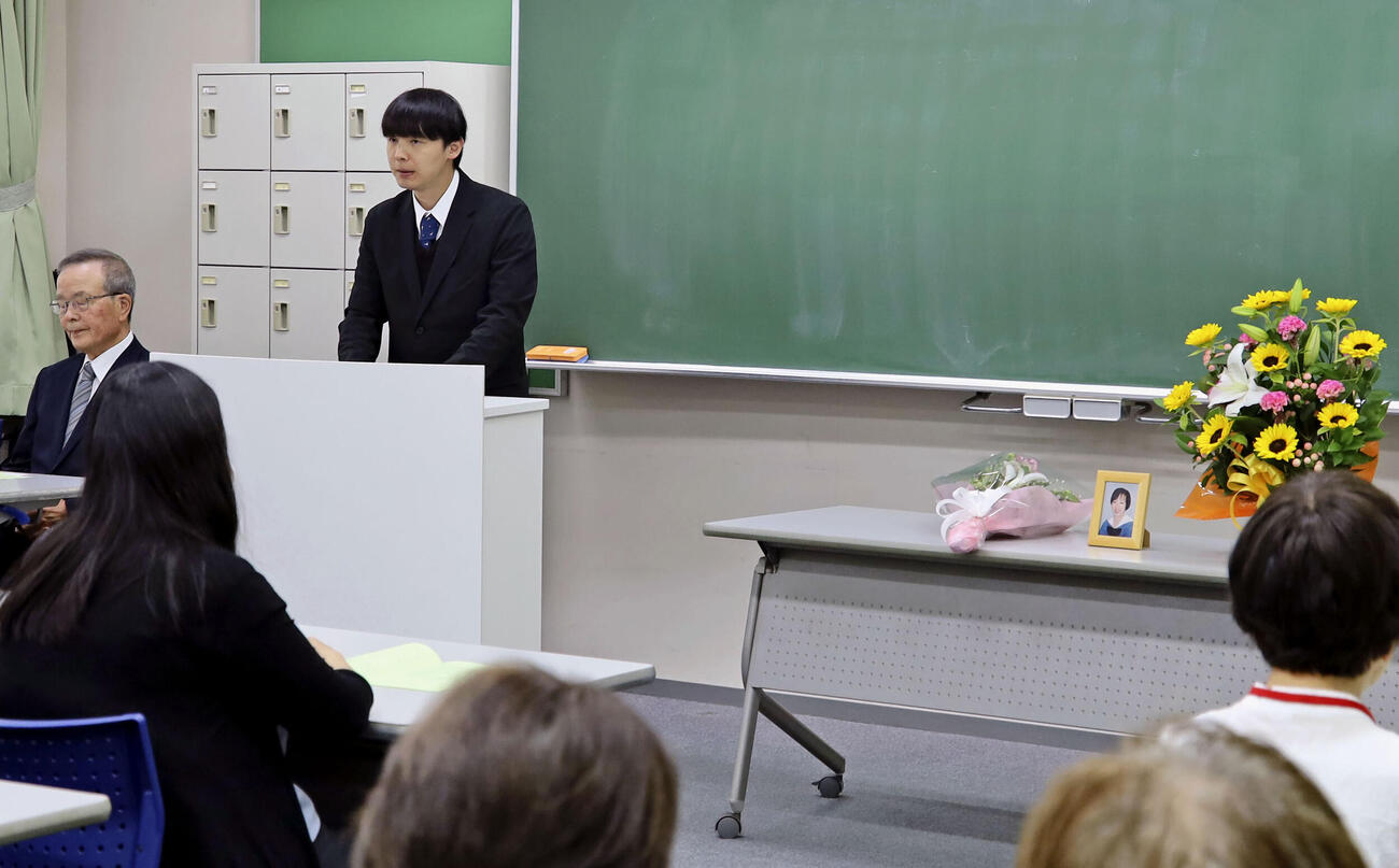 亡くなった矢吹恵さんが通っていた私立桜美林高で開かれた追悼礼拝。左から2人目は同級生だった教員の木村智次さん＝30日午後、東京都町田市(共同)