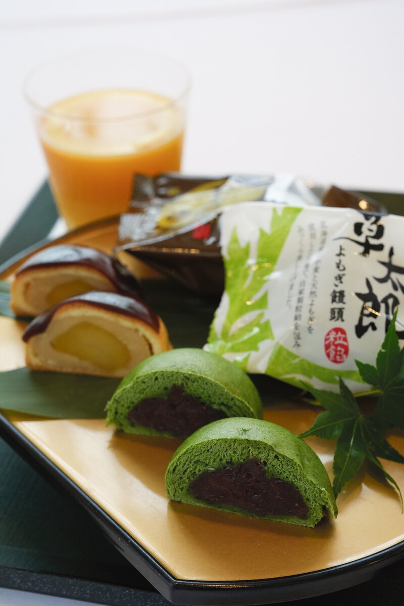 藤井聡太王位の2日目午後のおやつは「草太郎」と「千寿栗」にオレンジジュース（日本将棋連盟提供）