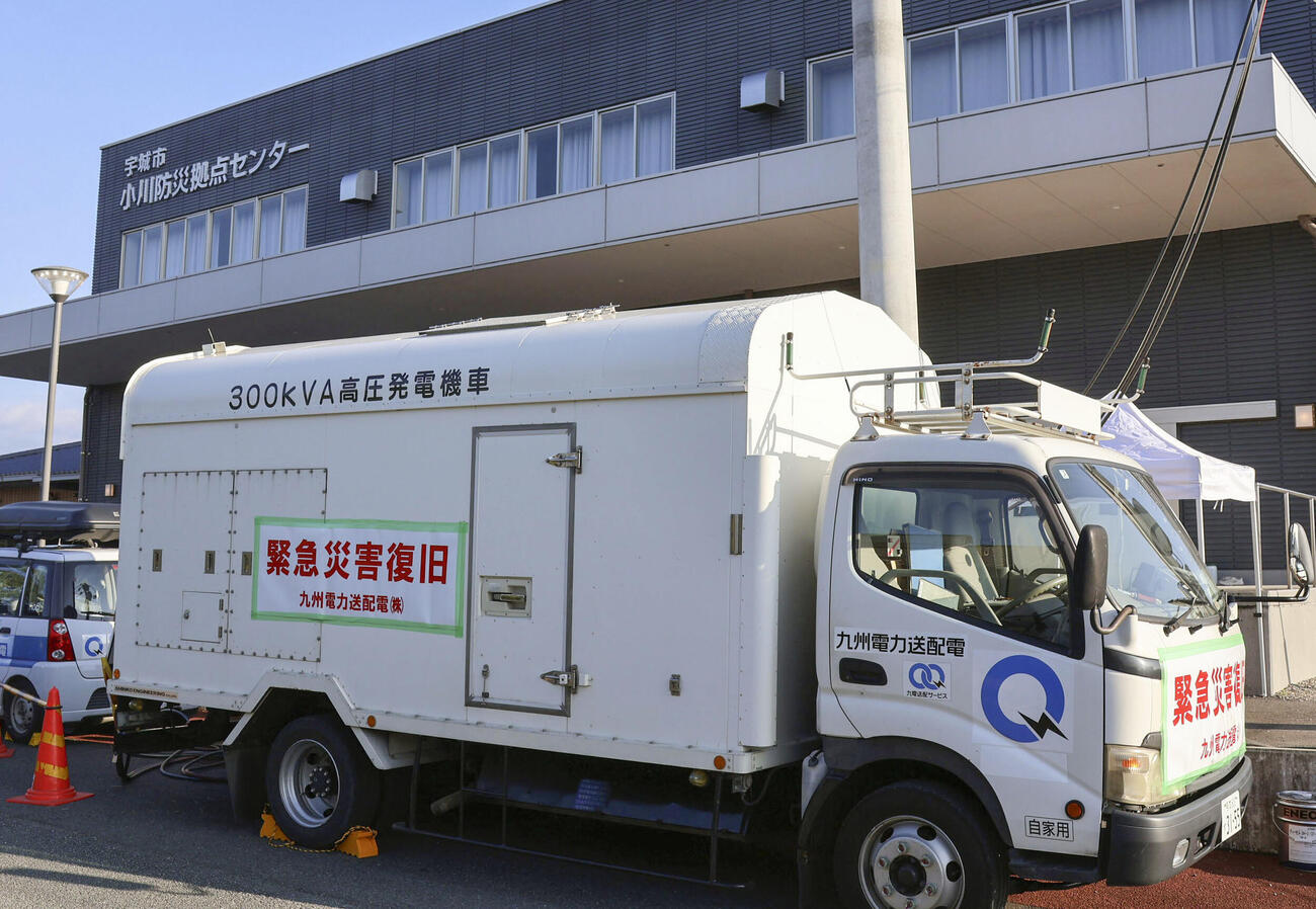 熊本県宇城市小川町の避難所に配置された電源車＝30日午後（共同）