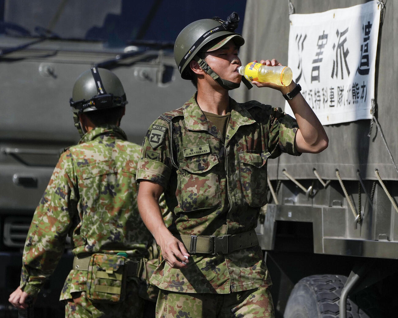 日本製紙八代工場で、活動の合間に水分をとる自衛隊員＝30日午後3時48分、熊本県八代市（共同）