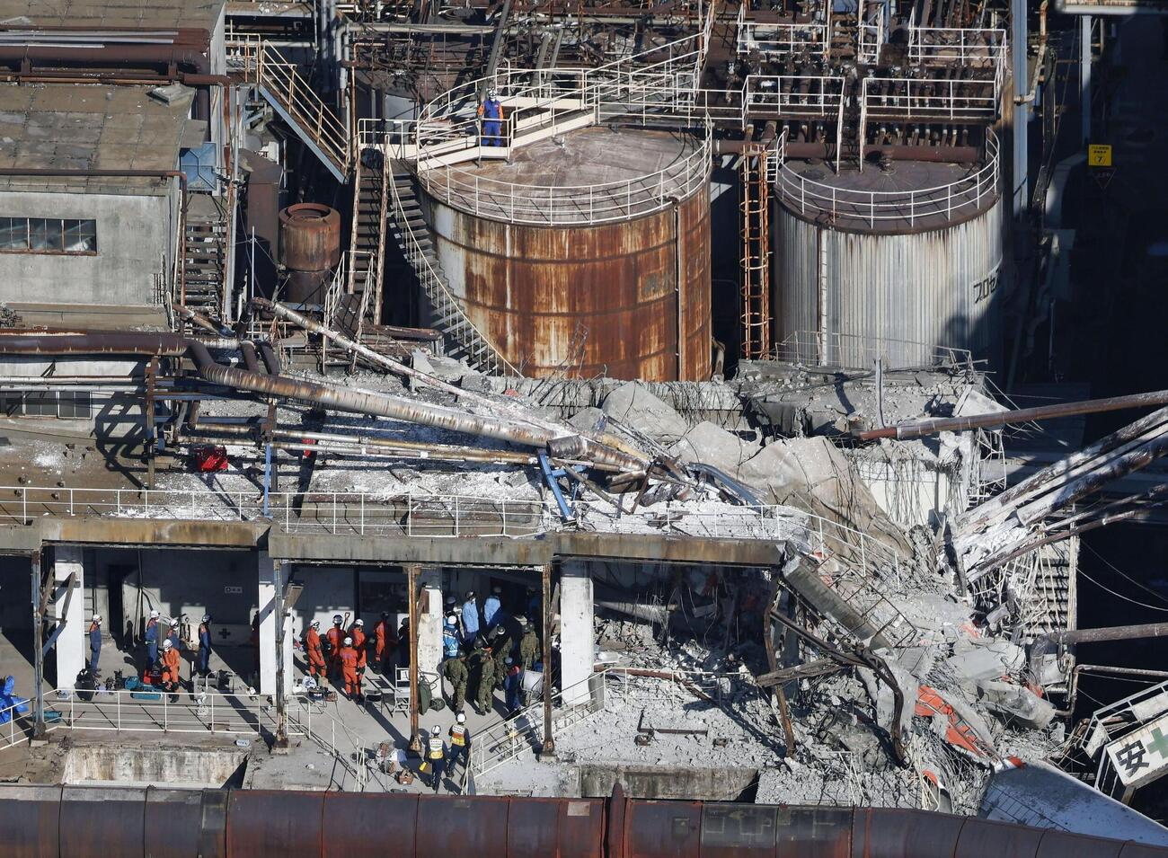 地震で煙突が折れる被害が出た日本製紙八代工場。安否不明者の捜索活動が続けられた＝30日午後4時42分、熊本県八代市（共同通信社ヘリから）（共同）